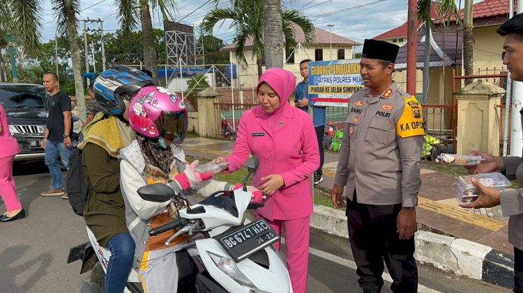 Kapolres Musi Rawas bersama dengan Bhayangkari melaksanakan kegiatan bagi-bagi takjil/ist