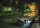 Dikira Rumput, Mobil Taksi Online di Palembang Keperosok ke Sungai