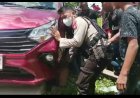Personil Polda Sumsel Evakuasi Kendaraan Terperosok di Talang Kelapa