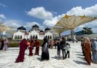 Pengunjung Masjid Raya Baiturrahman Membludak saat Libur Lebaran