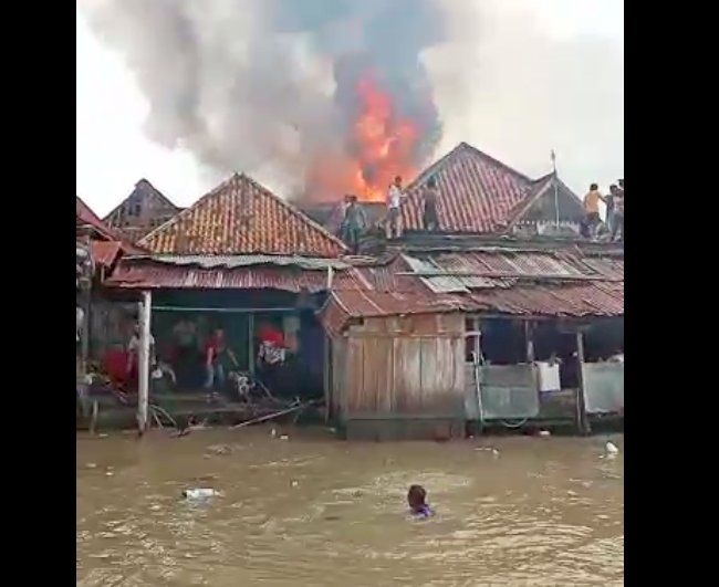 Kebakaran kawasan penduduk di Lorong Siliwangi, Kelurahan 5 Ulu, Kecamatan Seberang Ulu 1, Palembang, Sumatera Selatan. (Tangkapan layar)