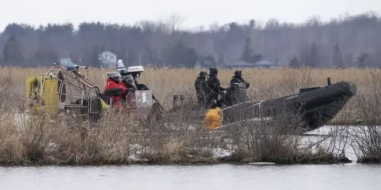 Tim SAR saat melakukan pencarian jenazah lainnya di Akwesasne, Quebec, Kanada pada Jumat, 31 Maret 2023/AP