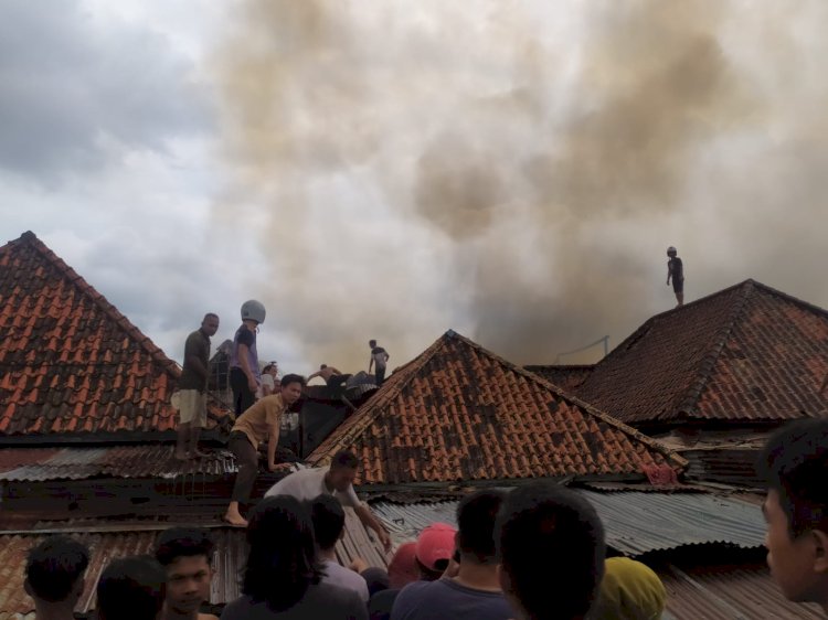 Sejumlah warga memadamkan api yang membakar rumah di kawasan padat penduduk di Lorong Siliwangi, Kelurahan 5 Ulu, Kecamatan Seberang Ulu 1, Palembang, Sabtu (1/4/2023) .(Adamrachman/Rmolsumsel.id)