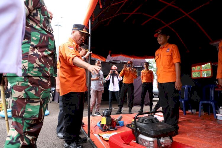 Pj Bupati Muba Apriyadi didampingi Forkopimda meninjau berbagai peralatan yang akan digunakan untuk penanggulangan bencana Karhutla/ist.