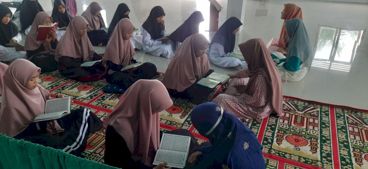 Santriwati Pesantren Tahfidz Kiai Marogan Palembang melakukan aktivitas mengaji di bulan ramadan. (Fauzi/Rmolsumsel). 