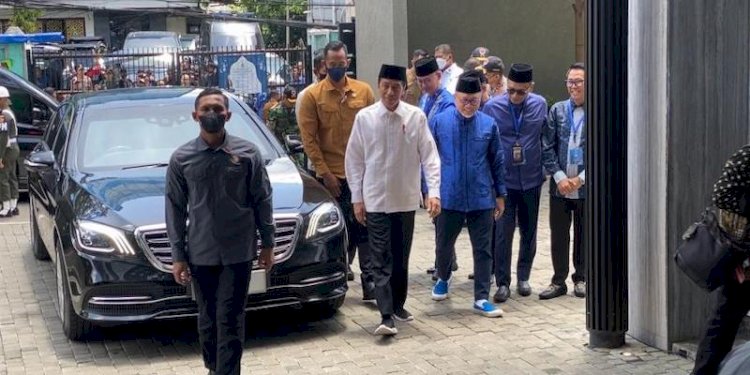 Presiden Joko Widodo disambut Ketua Umum PAN Zulkifli Hasan saat tiba di Kantor PAN/RMOL