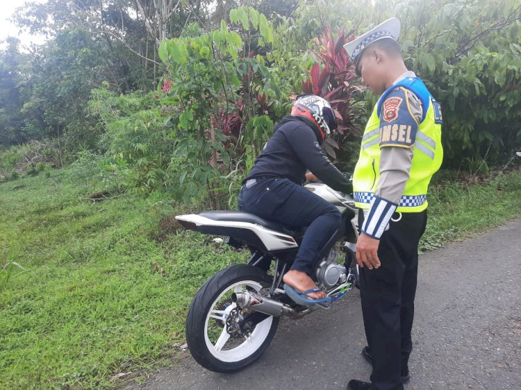 Satlantas Polres Musi Rawas memberikan teguran kepada pengendara motor yang menggunakan knalpot brong. (foto Istimewa)
