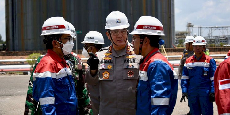 Kapolda Riau Irjen Mohammad Iqbal saat meninjau kilang minyak Pertamina Dumai, Minggu (2/4)/Ist