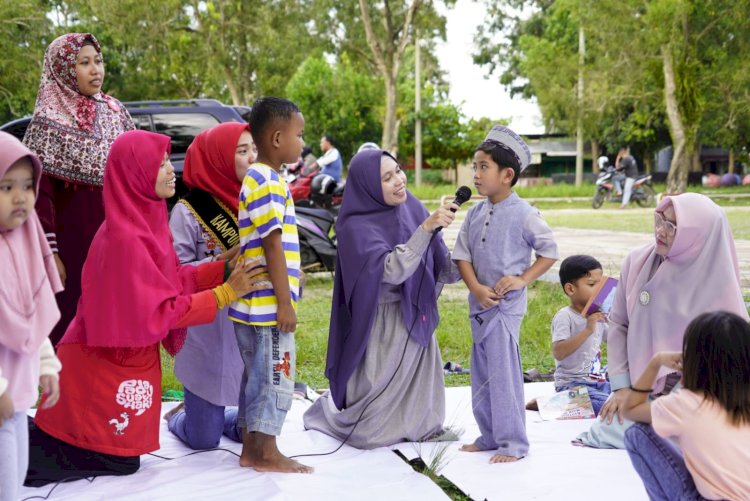 Ketua TP PKK sekaligus Bunda Literasi Kabupaten OKU Timur, dr Sheila Noberta SpA MKes dalam acara Pekan Ceria Kampung Dongeng di Lapangan Taman Tani Merdeka Martapura/ist