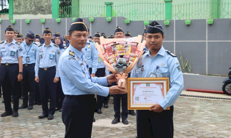 Kantor Wilayah Kementerian Hukum dan HAM Sumatera Selatan memberikan penghargaan  kepada pegawai teladan/ist