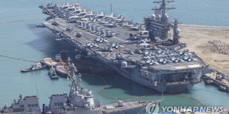 Kapal induk USS Nimitz berlabuh di pangkalan angkatan laut di Busan, 325 kilometer tenggara Seoul/Foto: Yonhap