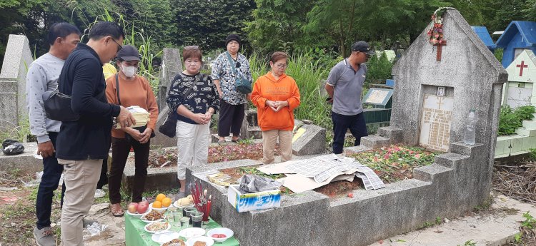  Masyarakat Tionghoa Palembang saat melakukan ritual sembahyang Ceng Beng di pemakaman Talang Kerikil Palembang. (Fauzi/RmolSumsel.id)