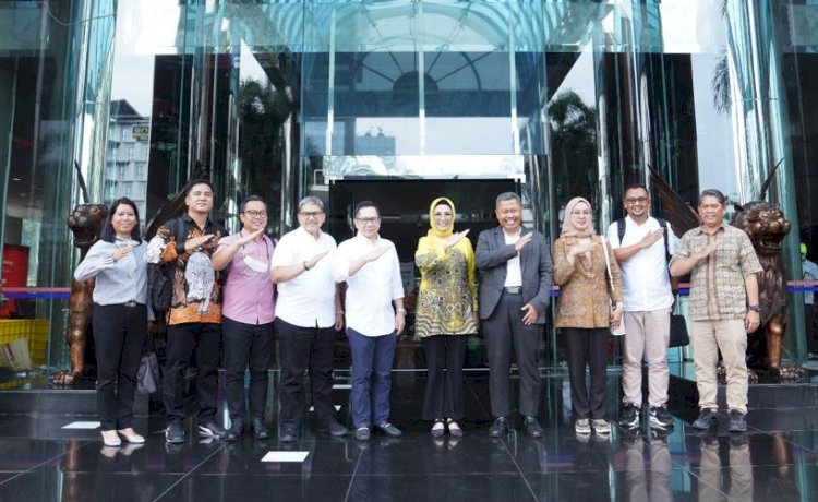 Ketua DPRD Provinsi Sumatera Selatan, Ibu Hj. R.A. Anita Noeringhati, SH., MH., bersama Eksekutif General Manager Bandara Sultan Mahmud Badaruddin II Palembang, Bapak R. Iwan Winata melakukan pertemuan dengan Direktur Utama Lion Air Group, Rudy Lumingkewas dan Direktur Utama Super Air Jet, Ari Azhari di Lion Air Tower/ist
