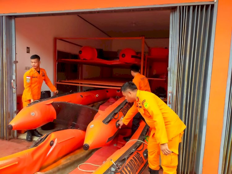 Personel Basarnas Palembang menyiapkan peralatan untuk melaksanakan Operasi SAR pencarian bocah tenggelam di sungai Musi Kecamatan Rantau Bayur Kabupaten Banyuasin. (Humas Basarnas Palembang)