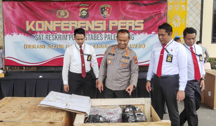 Kapolrestabes Palembang, Kombes Pol Mokhamad Ngajib (kedua kiri) saat menunjukan barang bukti empat mesin Harley Davidson di Mapolrestabes Palembang, Senin (3/4/2023) (Adamrachman/Rmolsumselml.id)