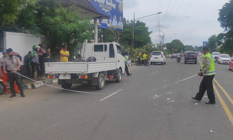 Anggota Satlantas Polrestabes Palembang melakukan olah TKP dilokasi kecelakaan di Jalan Demang Lebar Daun Palembang /ist