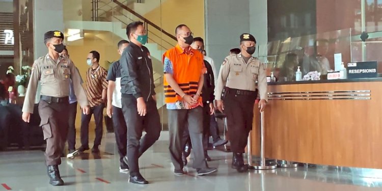  Mantan pejabat Direktorat Jenderal (Ditjen) Pajak, Kementerian Keuangan (Kemenkeu) Rafael Alun Trisambodo resmi mengenakan rompi oranye tahanan Komisi Pemberantasan Korupsi (KPK)/RMOL