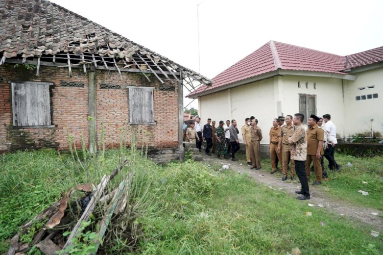 Bupati OKU Timur, Lanosin mendatangi lokasi rumah warga terdampak angin puting beliung/ist.