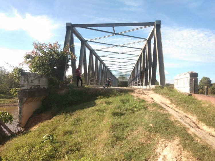 Jembatan Desa Pauh, Kecamatan Rawas Ilir, Kabupaten Musi Rawas Utara (Muratara), Sumatera Selatan mengalami kerusakan setelah terkena longsor. Padahal bencana longsor itu sudah berlangsung selama satu tahun. Namun, hingga kini pemerintah setempat tak kunjung memperbaiki jembatan penghubung Kabupaten Musi Rawas- Palembang tersebut. (ist/RmolSumsel.id)