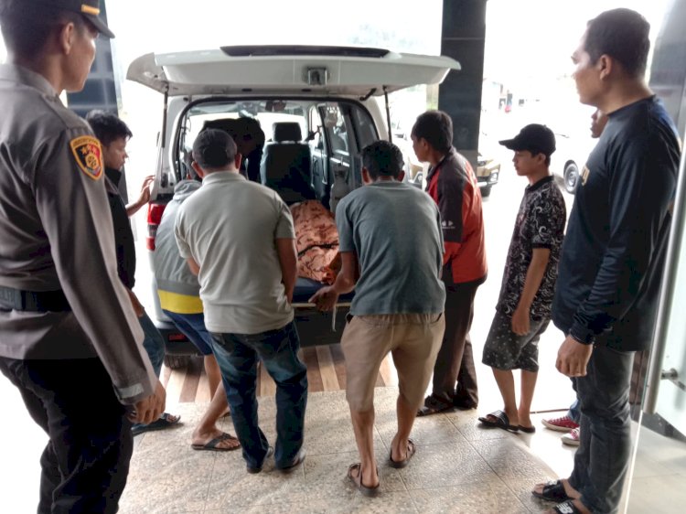 Jenazah saat akan dibawa naik mobil ambulan untuk dibawa ke rumah duka.(stimewa)