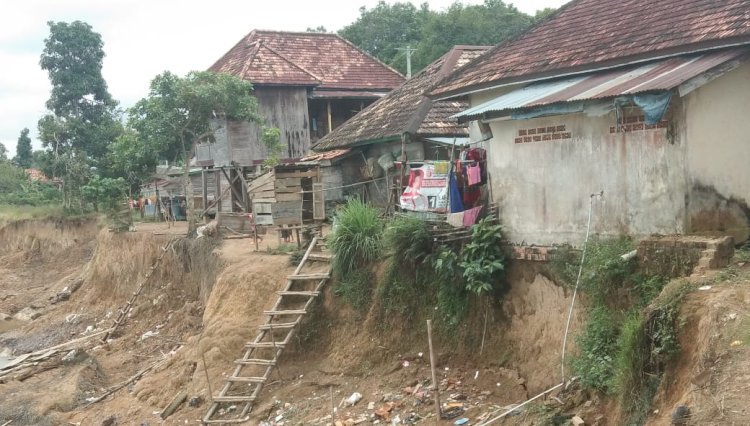 Rumah warga Kampung I Desa Pauh I,  Kecamatan Rawas Ilir Kabupaten Muratara tinggal menunggu waktu terjun kesungai Rawas/ist