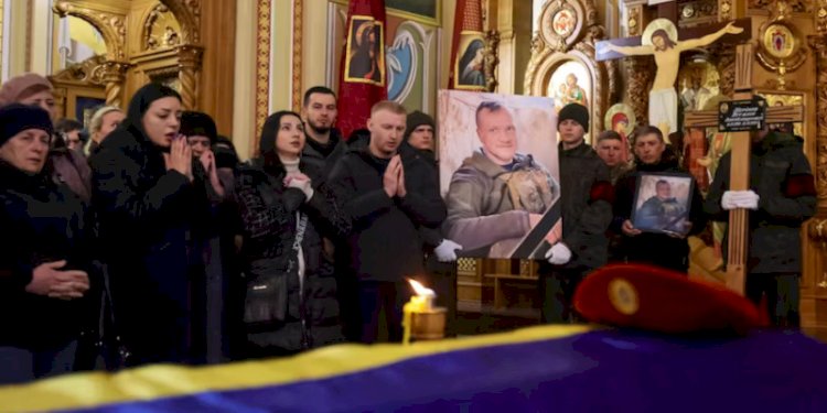 Prosesi pemakaman Vitalii Merinov yang dihadiri ratusan warga Ukraina pada Senin, 3 April 2023/Net