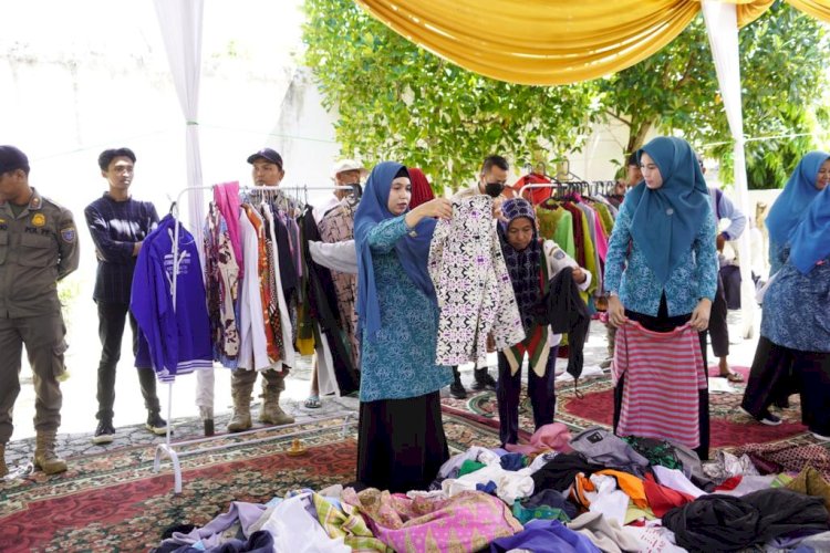 Bazar Barang Layak Pakai Gratis untuk masyarakat yang kurang mampu  di Sekretariat TP PKK Martapura, Rabu (5/4). (Amizon/RmolSumsel.id)