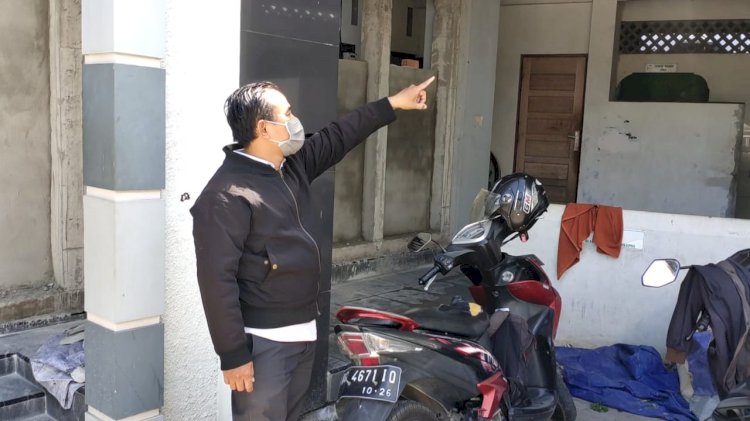 Korban Adit menunjukkan lokasi motor miliknya yang terparkir dihalaman masjid saat sedang melaksanakan shalat tarawih. (Fauzi/RmolSumsel.id)