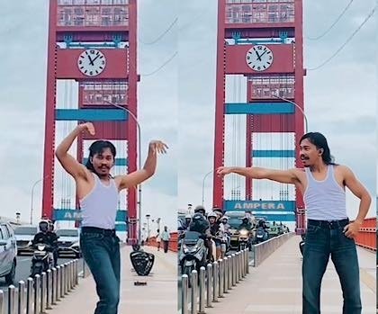 Mulyadi, pemilik goyang Derago berjoget ria di Jembatan  Ampera, Rabu (5/4). Aksinya ini rupanya menjawab tantangan atau challenge dari netizen dan sempat viral di sosmed.(ist/rmolsumsel.id)