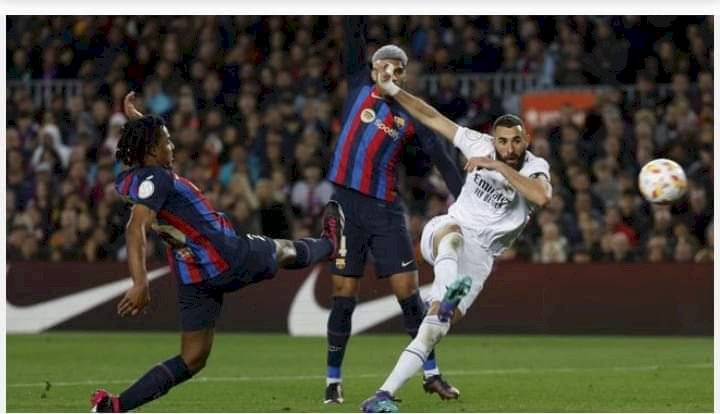 Karim Benzema menjebol gawang Barcelona/net