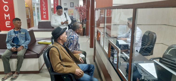 Kuasa hukum korban Yapirlianto saat membuat laporan polisi di SPKT Polda Sumsel . (Fauzi/RmolSumsel.id)