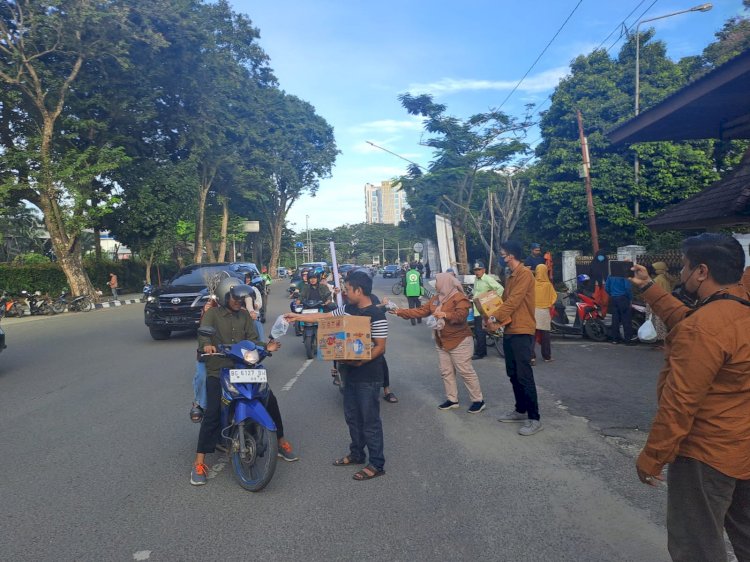Forum Jurnalis Parlemen (FJP) DPRD Sumatera Selatan  (Sumsel) membagikan ratusan bungkus takjil gratis kepada pengguna jalan yang melintas di depan Gedung DPRD Sumsel, Kamis (6/4) sore. (Dudy Oskandar/RmolSumsel.id)