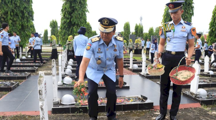 Kantor Wilayah Kementerian Hukum dan Ham Sumatera Selatan menggelar Upacara Tabur Bunga