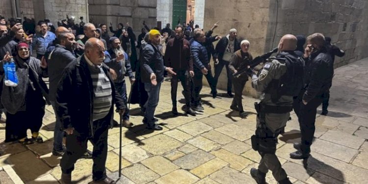 Aparat Israel menyerang jemaah Palestina di kompleks Masjid Al Aqsa/Net