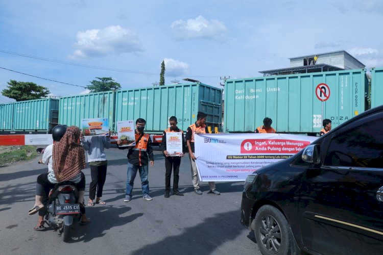 komunitas pecinta kereta api OPKA Sumsel, Jumat (7/4) mengadakan Sosialisasi Keselamatan di Perlintasan Sebidang JPL 75 A Prabujaya dan JPL 75 B Prabumulih untuk menghimbau masyarakat agar disiplin berlalu lintas, terutama pada saat melintasi perlintasan sebidang. (Dok. Humas KAI)