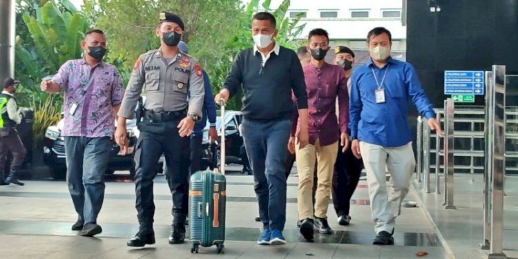 Bupati Kepulauan Meranti Muhammad Adil mendorong koper saat tiba di gedung KPK, Jakarta/RMOL