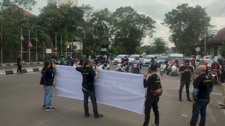 AMPCB menggelar aksi di simpang lima DPRD Sumsel terkait kerusakan komplek pemakaman Pangeran Kramo Joyo Palembang/ist.