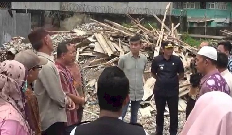 Pembangunan minimarket di Jalan DI Panjaitan Kelurahan Bagus Gunung, Plaju Palembang dihentikan paksa. Pembangunan minimarket belum mengantongi izin dan aktivitas proyek merusak rumah warga di sekitar lokasi. (ist/rmolsumsel.id)