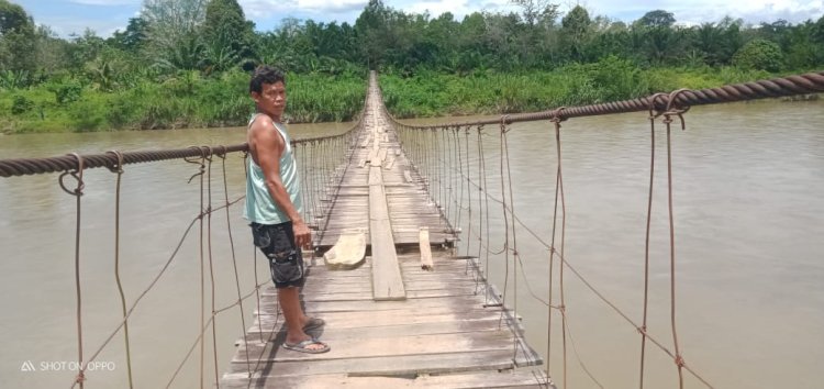 Jembatan gantung Desa Baturaja Lama yang sudah rusak dan bolong-bolong/ist