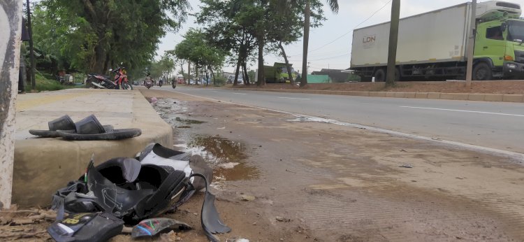 Lokasi kecelakaan di Jalan Soekarno Hatta Palembang yang menewaskan satu pengendara sepeda motor, Sabtu (8/4/2023). (Adam Rachman/Rmolsumsel.id). 
