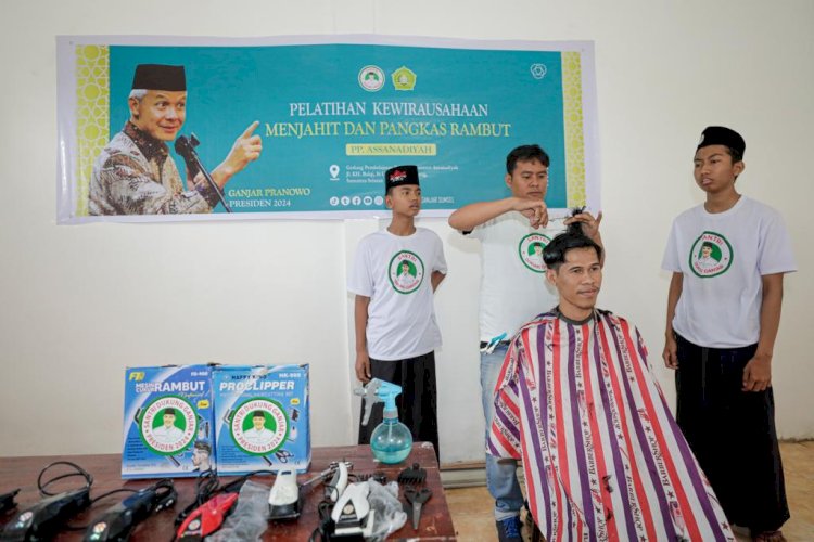 Santri mengasah kemampuan menggunting rambut. (ist/rmolsumsel.id) 