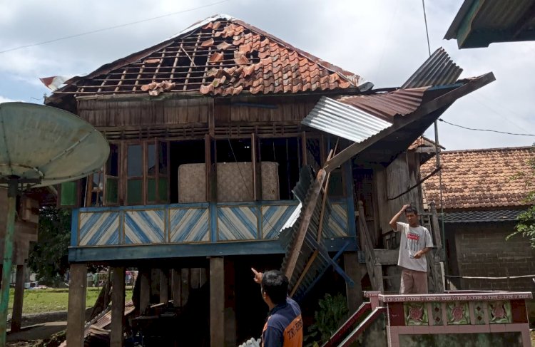 Rumah warga Desa Tanjung Agung Timur, Lais mengalami kerusakan usai dihantam angin puting beliung, Minggu (9/4/2023) pagi/ist.