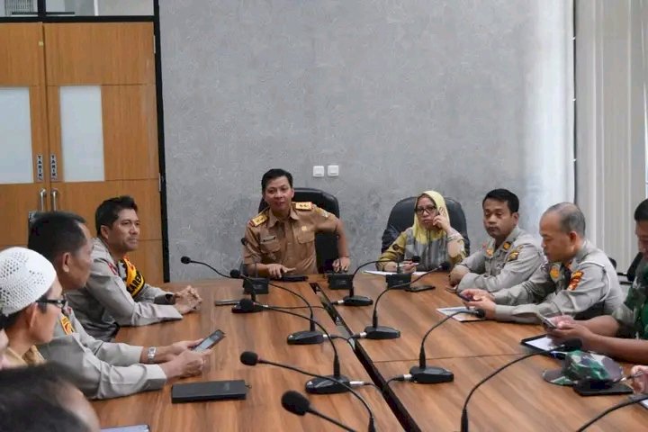 Sekda Muratara, Elvandary saat memimpin jalannya rapat persiapan arus mudik Lebaran.  (ist/rmolsumsel.id) 