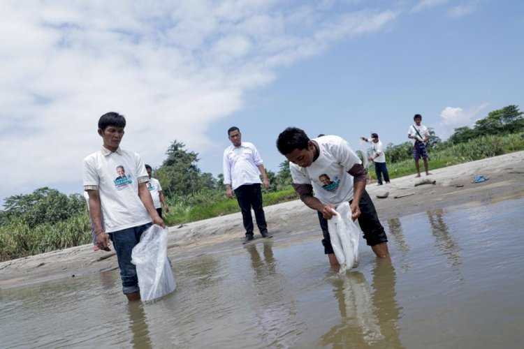 Penebaran bibit ikan nila di Sungai Komering. (ist/rmolsumsel.id) 