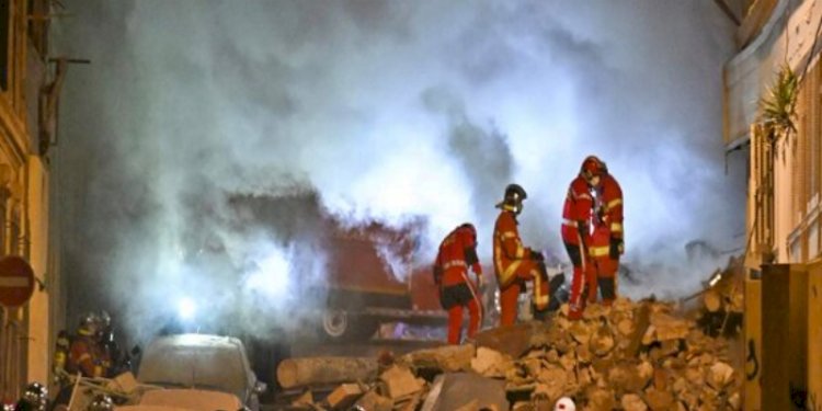 Tim pemadam kebakaran saat melakukan operasi penyelamatan di gedung apartemen yang ambruk dan terbakar di Marseille, Prancis, Minggu (9/4)/Net