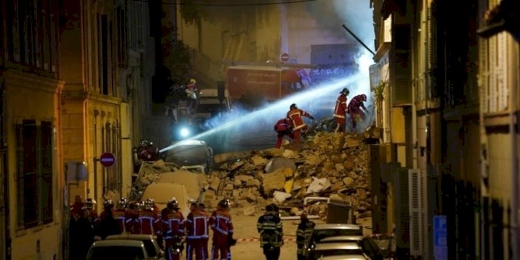 Petugas pemadam kebakaran bekerja hingga larut setelah sebuah bangunan runtuh pada Minggu pagi di Marseille, Prancis selatan/Foto: AP