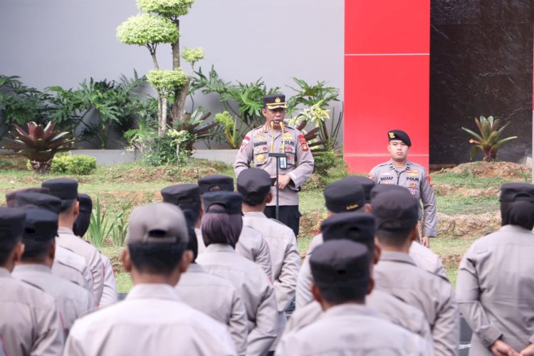 Karoops Polda Sumsel Kombes Pol Drs Kamaruddin M Si, saat memimpin apel pagi di Mapolda Sumsel, Senin (10/4) dihadapan personel dan PNS Polri jajaran Polda Sumsel.(ist/rmolsumsel.id)