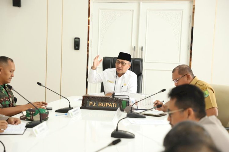 Pj Bupati Muba Apriyadi memimpin rapat Koordinasi Lintas Sektoral Persiapan Pengamanan Hari Raya Idul Fitri 1444 H / 2023 M di Wilayah Kabupaten Muba, Senin (10/4/2023).
