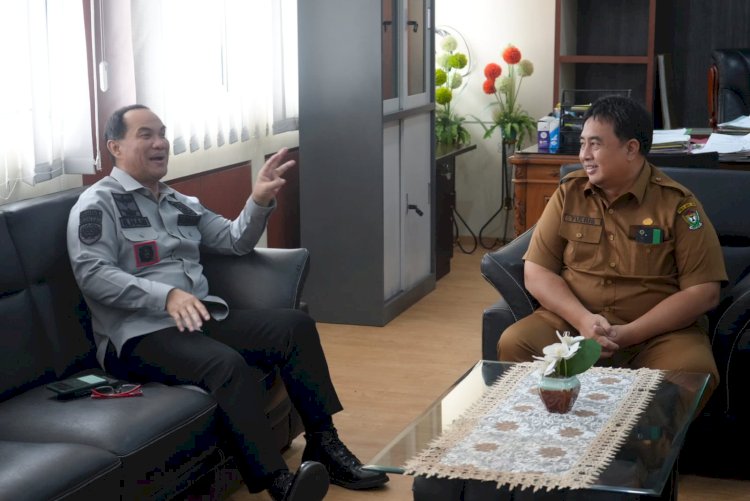 Kepala Kantor Wilayah Kementerian Hukum dan HAM Sumatera Selatan, Dr. Ilham Djaya menyambangi Sekretaris Daerah Muara Enim, Ir. Yulius di ruang kerjanya, Senin (10/4).  (dok. Humas KemenkumHAM Sumsel)