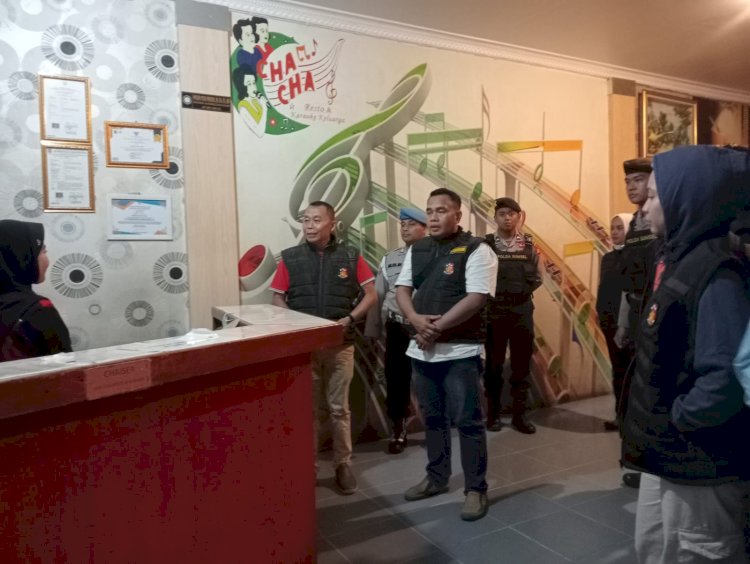 Anggota Unit PPA Satreskrim Polres Muba saat melakukan razia di salah satu tempat karaoke di kecamatan Sekayu, Muba/ist.